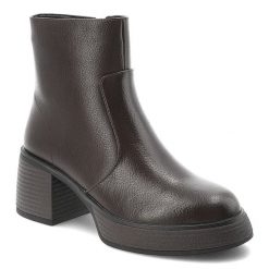 Botki damskie D&A by S.Barski o eleganckim fasonie z gładką cholewką grubszą podeszwą i stabilnym szerokim obcasem ciemnobrązowe, CR62-3369. Brązowe kozaki damskie S.BARSKI, z dzianiny, bez obcasa, na obcasie. Za 299.00 zł.
