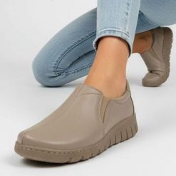 Półbuty damskie Wasak, płaskie skórzane na szeroką stopę z gumką w podbiciu, latte, 415N. Brązowe półbuty damskie Wasak, na jesień, bez wzorów, ze skóry, eleganckie, bez obcasa, na płaskiej podeszwie, bez zapięcia. Za 263.99 zł.