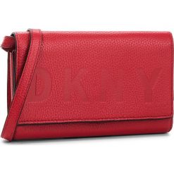 Torebka DKNY - Commuter Wallet On A String R835A670 Rouge RGE. Czerwone listonoszki damskie DKNY, ze skóry. Za 549.00 zł.