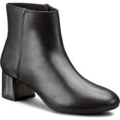 Botki UNISA - Karisiace Black Napasilk B. Czarne botki damskie Unisa, ze skóry, bez obcasa, na obcasie. W wyprzedaży za 389.00 zł.