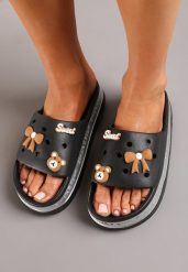 Czarne Klapki na Platformie z Ozdobnymi Aplikacjami na Szerokim Pasku Daissy. Czarne klapki damskie Born2be, z aplikacjami, wakacyjne, bez obcasa, na platformie. Za 39.99 zł.