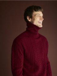 Sweter z wełną - czerwony. Czerwone swetry przez głowę męskie Reserved, l, bez wzorów, z dzianiny, bez kołnierzyka. Za 239.99 zł.