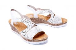 RIEKER 61916-80 white, sandały damskie. Białe sandały damskie Rieker, bez wzorów, bez obcasa, na koturnie, bez zapięcia. Za 173.94 zł.