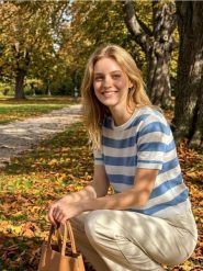 Sweter w paski z wiskozą - niebieski. Niebieskie swetry damskie Sinsay, l, bez wzorów, z wiskozy, bez kołnierzyka, bez ramiączek, bez kaptura. W wyprzedaży za 27.99 zł.