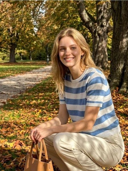 Sweter w paski z wiskozą - niebieski. Niebieskie swetry damskie Sinsay, l, bez wzorów, z wiskozy, bez kołnierzyka, bez ramiączek, bez kaptura. Za 39.99 zł.