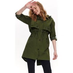 PARKA DAMSKA Z NADRUKIEM. Zielone kurtki damskie TOP SECRET, na lato, bez wzorów, z kapturem. W wyprzedaży za 139.99 zł.