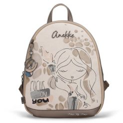 Plecak damski Anekke, z ozdobnym motywem graficznym i metalowym logotypem zamykany na zamek wyposażony w poręczną rączkę regulowane szelki oraz dekor. Brązowe plecaki damskie Anekke, bez wzorów, biznesowe. Za 379.00 zł.