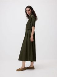 Bawełniana sukienka koszulowa - zielony. Zielone sukienki damskie Reserved, na co dzień, l, bez wzorów, z bawełny, bez kołnierzyka, bez ramiączek, midi, koszulowe. W wyprzedaży za 79.99 zł.