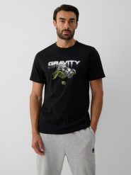 4F T-shirt regular z nadrukiem męski - czarny S. Czarne t-shirty męskie 4f, m, bez wzorów, z bawełny, klasyczne, bez kołnierzyka. Za 79.99 zł.