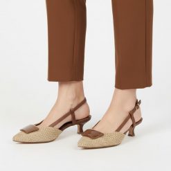 Czółenka damskie Marco Tozzi, niski obcas smukła sylwetka pasek na pięcie stabilne zapięcie pleciona faktura elegancki fason lekka konstrukcja, brązo. Brązowe klapki damskie Marco Tozzi, bez wzorów, bez obcasa, na obcasie, bez zapięcia. Za 199.00 zł.
