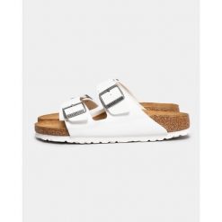 Klapki damskie Birkenstock Arizona Bf. Białe klapki damskie Birkenstock, bez wzorów, z materiału, klasyczne, bez obcasa. Za 502.00 zł.