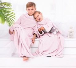 Decoking Koc dziecięcy 90x105 Lazy Kids z rękawami, pudrowy róż, DecoKing. Czerwone kocyki dla dzieci Decoking. Za 58.72 zł.