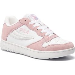 Sneakersy FILA - Fx100 Cb Low Wmn 1010618.02S White/Chalk Pink. Białe półbuty damskie Fila, bez wzorów, z materiału, bez obcasa, na płaskiej podeszwie, bez zapięcia. W wyprzedaży za 229.00 zł.