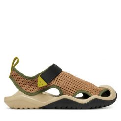 Sandały Crocs. Brązowe sandały damskie Crocs, bez wzorów, z meshu, bez obcasa, na płaskiej podeszwie, bez zapięcia. Za 219.99 zł.