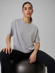 4F Koszulka treningowa loose szybkoschnąca damska - szara XL. Szare koszulki sportowe damskie 4f, xl, bez wzorów, bez kołnierzyka. Za 129.99 zł.