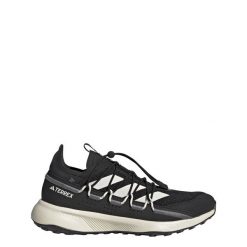 Buty Terrex Voyager 21 Travel. Białe obuwie sportowe damskie Adidas, bez wzorów, z materiału, do biegania. Za 409.40 zł.