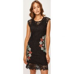 Desigual - Sukienka. Białe sukienki damskie Desigual, bez wzorów, z koronki, casualowe, bez kołnierzyka, bez ramiączek. W wyprzedaży za 359.90 zł.