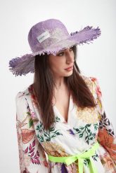 Kapelusz damski EMPORIO ARMANI. Czapki i kapelusze damskie Emporio Armani, bez wzorów. W wyprzedaży za 544.62 zł.
