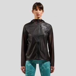 Kurtka damska ODLO Jacket ZEROWEIGHT DUAL DRY PK WATERPROOF. Czarne kurtki sportowe damskie Odlo, l, bez wzorów, z materiału, z kapturem, do biegania. Za 1,299.99 zł.