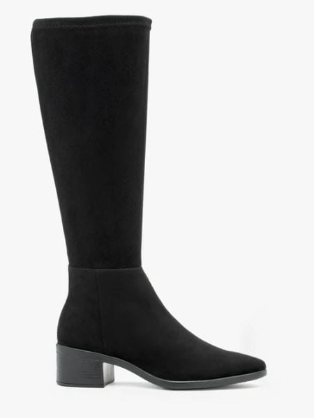 Czarne elastyczne kozaki z szeroką cholewką. Czarne kozaki damskie Ryłko, z syntetyku, bez obcasa, na obcasie. Za 449.99 zł.