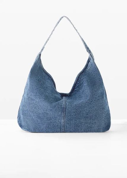 Torba shopper z denimu. Niebieskie torebki shopper damskie bonprix, bez wzorów, z denimu, bez dodatków. Za 92.99 zł.