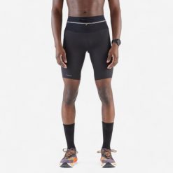 Legginsy do biegania w terenie krótkie męskie Kiprun Run 900 Ultra. Czarne legginsy sportowe męskie KIPRUN, l, bez wzorów, z materiału, krótkie, do biegania. W wyprzedaży za 69.99 zł.