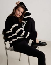 Damski sweter z długim rękawem, regularny krój Perfect Knit czarny w paski. Białe swetry damskie Aim'n, l, bez wzorów, z dzianiny, eleganckie, bez kołnierzyka, bez ramiączek, długie, bez kaptura. Za 381.00 zł.