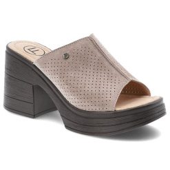 Klapki damskie Filippo, na wysokim klocku zamszowe z miękkimi wkładkami, beżowe, DK6814-25-BE. Brązowe sandały damskie Filippo, bez wzorów, z zamszu, bez obcasa, na obcasie, bez zapięcia. Za 149.00 zł.