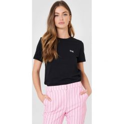 NA-KD T-shirt Babe Chest - Black. T-shirty damskie marki NA-KD. W wyprzedaży za 43.77 zł.