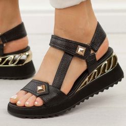 Czarne skórzane sandały damskie na koturnie DiA 3070. Czarne sandały damskie DiA, bez wzorów, ze skóry, bez obcasa, na koturnie, bez zapięcia. Za 359.00 zł.