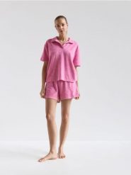 Bluzka oversize z kołnierzykiem - różowy. Czerwone bluzki damskie Reserved, l, bez wzorów, z bawełny, bez kołnierzyka, bez ramiączek. Za 129.99 zł.