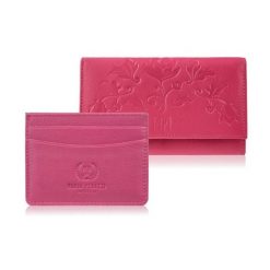 Zestaw prezentowy dla niej portfel damski w kwiaty T-45 i skórzane etui na karty T-151 Paolo Peruzzi ZUP-144-PI. Czerwone portfele damskie Paolo Peruzzi, bez wzorów, ze skóry. Za 99.00 zł.