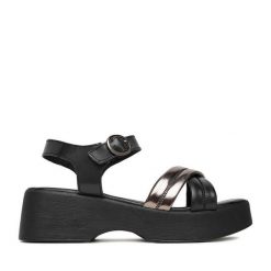 Sandały Lasocki. Czarne sandały damskie Lasocki, bez wzorów, bez obcasa, na płaskiej podeszwie, bez zapięcia. Za 179.99 zł.