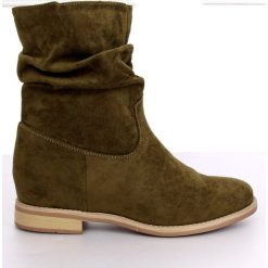 Botki na ukrytym koturnie zielone NC838 Green. Zielone botki damskie ButyModne, bez obcasa, bez zapięcia. W wyprzedaży za 149.00 zł.