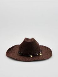 Pleciony kapelusz z aplikacją - ciemnobrązowy. Brązowe czapki i kapelusze damskie Reserved, z aplikacjami. Za 99.99 zł.