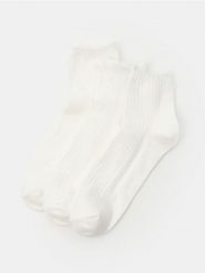 Skarpetki z wykończeniem falbankowym 3 pack - biały. Białe skarpety damskie Sinsay, bez wzorów. Za 15.99 zł.