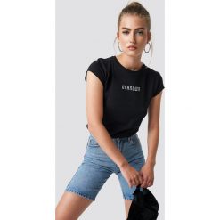 NA-KD Trend T-shirt z surowym wykończeniem The Unknown - Black. Czarne t-shirty damskie NA-KD Trend, z nadrukiem, z jersey, z okrągłym kołnierzem. Za 72.95 zł.