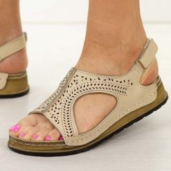 Beżowe skórzane sandały damskie T.Sokolski 321. Brązowe sandały damskie Sokolski, bez wzorów, ze skóry, bez obcasa, na płaskiej podeszwie, bez zapięcia. Za 269.00 zł.