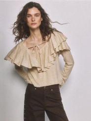 Sweter z falbaną - beżowy. Brązowe swetry damskie Reserved, l, bez wzorów, z dzianiny, bez kołnierzyka, bez ramiączek, bez kaptura. Za 139.99 zł.