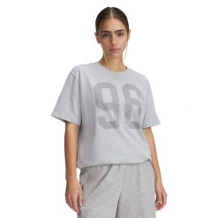 Damska koszulka z nadrukiem Under Armour Heavyweight 96. Szare koszulki sportowe damskie Under Armour, bez wzorów, bez kołnierzyka, bez ramiączek. W wyprzedaży za 177.30 zł.