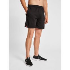 Szorty Hummel Red Basic. Czarne krótkie spodenki sportowe męskie Hummel, l, bez wzorów, z bawełny, na fitness i siłownię. Za 150.00 zł.