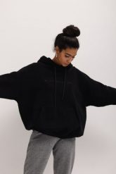 Bluza z kapturem oraz HAFTEM w kolorze TOTALLY BLACK - GARSON. Czarne bluzy damskie Marsala, bez wzorów, z bawełny, z kapturem. Za 329.90 zł.