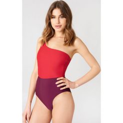 NA-KD Swimwear Kostium kąpielowy na jedno ramię Color Block - Purple. Kostiumy jednoczęściowe damskie marki NA-KD Swimwear. W wyprzedaży za 33.90 zł.
