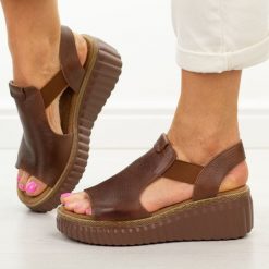 Brązowe skórzane sandały damskie T.Sokolski 408. Brązowe sandały damskie Sokolski, bez wzorów, z jeansu, bez obcasa, na platformie, bez zapięcia. W wyprzedaży za 245.52 zł.