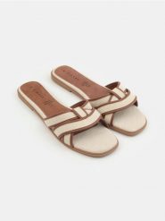 Klapki ze skórzaną wkładką - brązowy. Brązowe klapki damskie Sinsay, bez wzorów, bez obcasa. Za 49.99 zł.