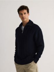 Bawełniany sweter ze stójką - granatowy. Niebieskie swetry przez głowę męskie Reserved, l, bez wzorów, z bawełny, bez kołnierzyka. W wyprzedaży za 119.99 zł.