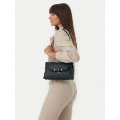 Torebka Guess. Czarne listonoszki damskie Guess, z aplikacjami, bez dodatków. Za 525.99 zł.