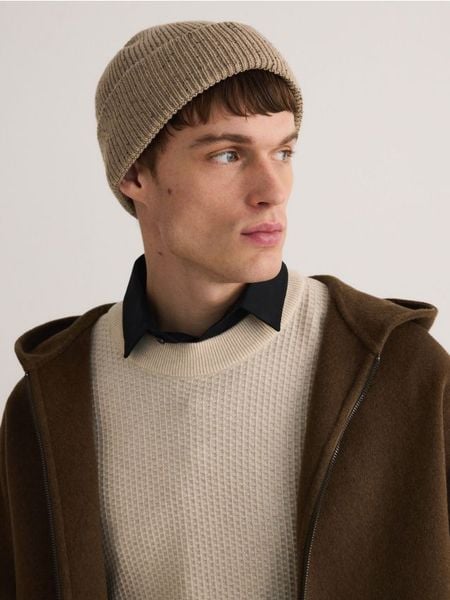 Czapka beanie z domieszką wełny - beżowy. Brązowe czapki i kapelusze męskie Reserved, bez wzorów, z wełny. W wyprzedaży za 19.99 zł.