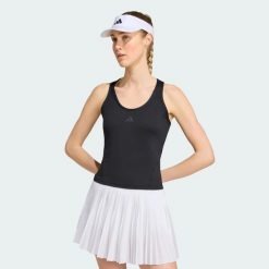 KOSZULKA BEZ RĘKAWÓW CLUB TENNIS CLIMACOOL MIDI. Białe koszulki sportowe damskie Adidas, l, bez wzorów, z dzianiny, bez kołnierzyka, bez ramiączek, tenisowe, climacool (adidas). Za 149.00 zł.