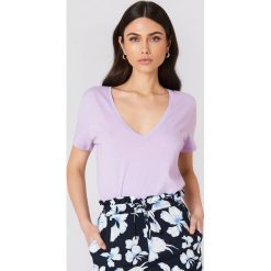 NA-KD Basic T-shirt z dekoltem V - Purple. T-shirty damskie marki NA-KD Basic. Za 40.95 zł.